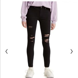 Cute black ripped Levi Strauss skinny jeans
